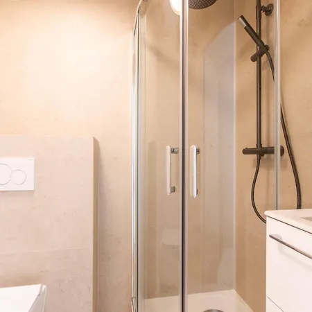 So Amata , A Deux Pas Du Port De *