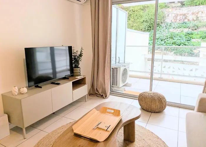 So Amata , A Deux Pas Du Port De *