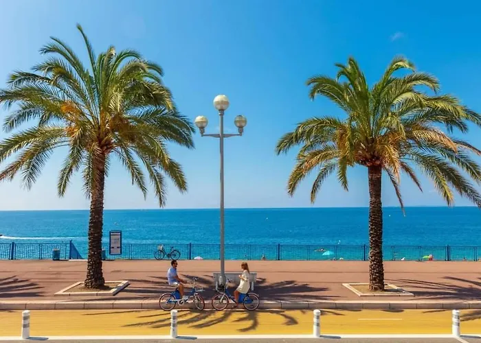 So Amata , A Deux Pas Du Port De *